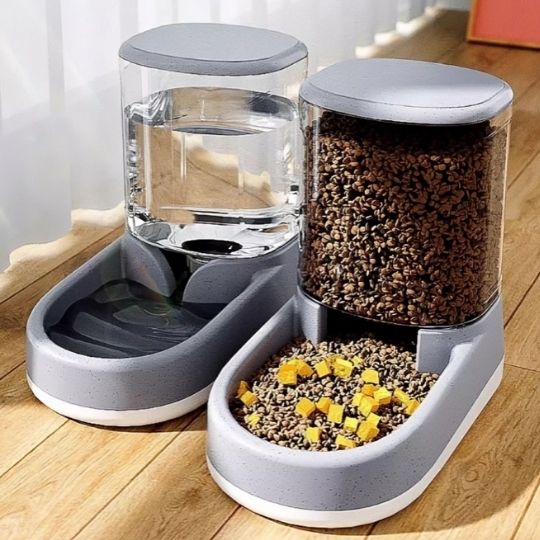 distributeur de croquettes pour chat gris