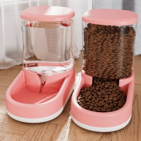 distributeur de croquettes pour chat rose